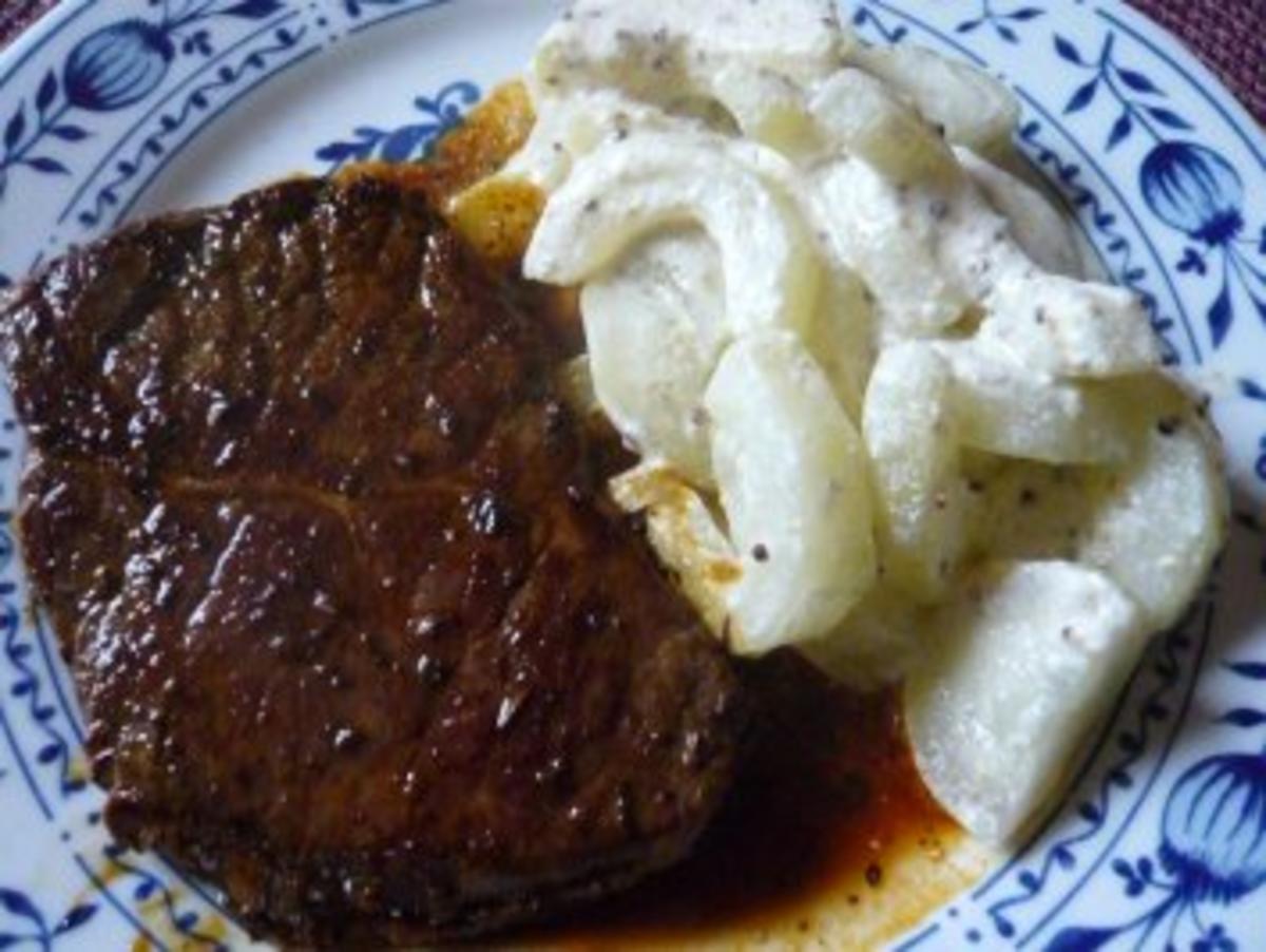 Bilder für Rinderssteak mit Joghurt-Schmorgurken - Rezept