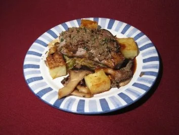 Lammrücken in Vollkornkruste auf Rosinen-Spitzkohl & Kräuterseitlingen - Rezept