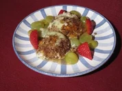 In Vollkornbrot gebackener Bärlauch-Bio-Käse auf Vanille-Balsamico-Trauben - Rezept