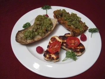 Geröstetes Baguette mit Halloumi und Tomaten - Rezept