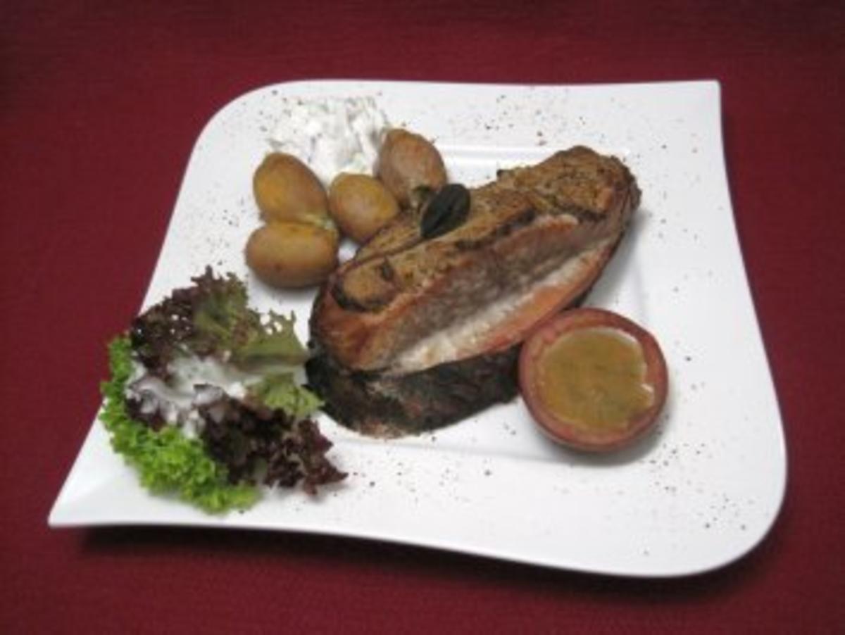 Bilder für Gesmokertes Lachsfilet auf einer Kirschholzplanke mit Nordseekrabben-Farce - Rezept