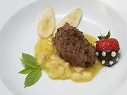 Schokoladenschaum auf Spicy Mango-Banane mit Überraschungserdbeere - Rezept