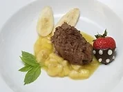 Schokoladenschaum auf Spicy Mango-Banane mit Überraschungserdbeere - Rezept