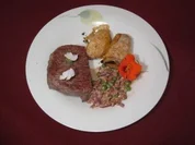 Rinderfilet mit schwedischen Kartoffeln, dazu sahnige Walnuss-Erbsen - Rezept