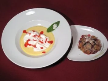 Baiser-Insel im Vanillemeer mit knusprigen Beeren - Rezept