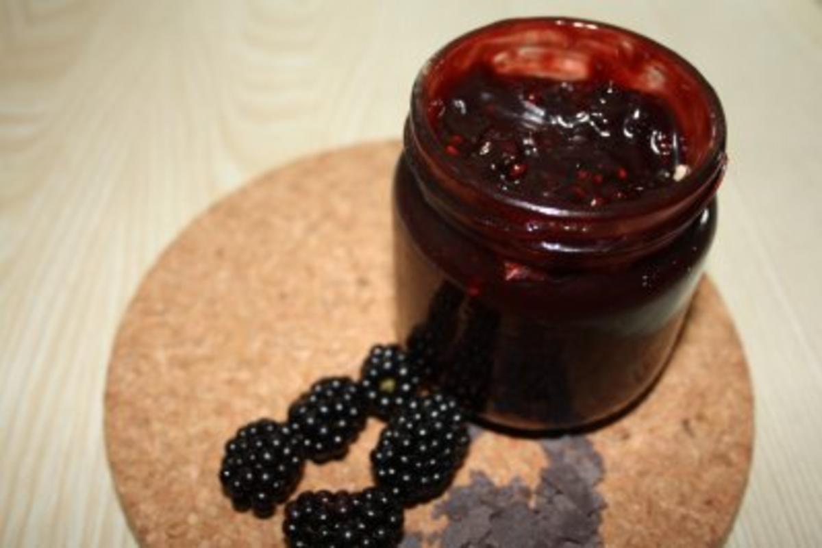 Aufstrich, süß: Brombeer-Schokoladen-Sirup mit Chili - Rezept - kochbar.de