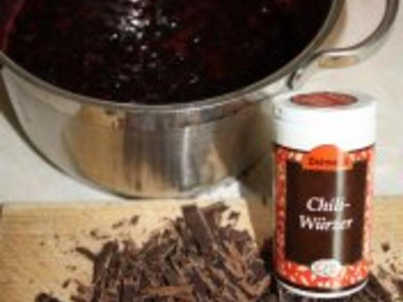 Aufstrich, süß: Brombeer-Schokoladen-Sirup mit Chili - Rezept - kochbar.de