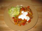 Maultaschen-Tomatencreme-Pfännchen mit Kräuterquarkdip - Rezept