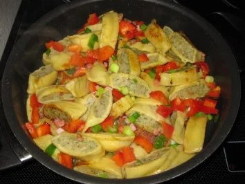 Rezept: Maultaschen-Tomatencreme-Pfännchen mit Kräuterquarkdip Bild Nr. 2 Maultaschen-Tomatencreme-Pfännchen mit Kräuterquarkdip - Rezept - Bild Nr. 2