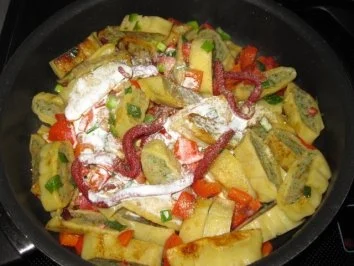 Rezept: Maultaschen-Tomatencreme-Pfännchen mit Kräuterquarkdip Bild Nr. 3 Maultaschen-Tomatencreme-Pfännchen mit Kräuterquarkdip - Rezept - Bild Nr. 3