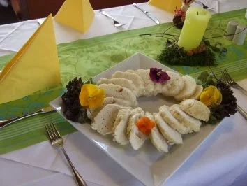 Böhmische Bierkasserolle; dazu Böhmische Knödel - Rezept - Bild Nr. 3