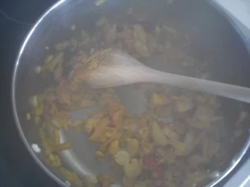 Gelbe Linsensuppe mit Kreuzkümmeljoghurt und Putenklösschen - Rezept - Bild Nr. 3