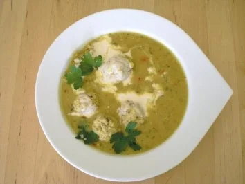 Gelbe Linsensuppe mit Kreuzkümmeljoghurt und Putenklösschen - Rezept