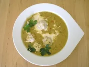 Gelbe Linsensuppe mit Kreuzkümmeljoghurt und Putenklösschen - Rezept