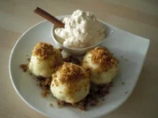 Zwetschgenknödel mit Zimtgremolata und Jogiteeschaum - Rezept