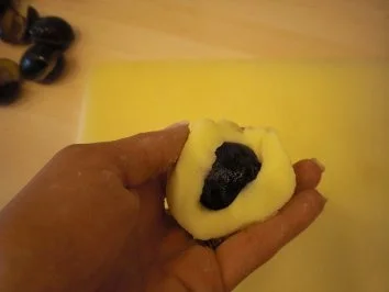 Zwetschgenknödel mit Zimtgremolata und Jogiteeschaum - Rezept - Bild Nr. 5