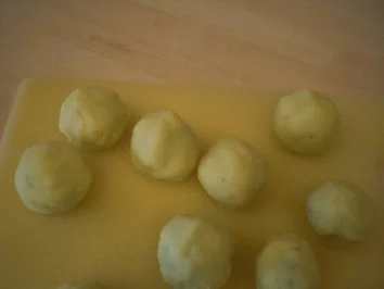 Zwetschgenknödel mit Zimtgremolata und Jogiteeschaum - Rezept - Bild Nr. 6