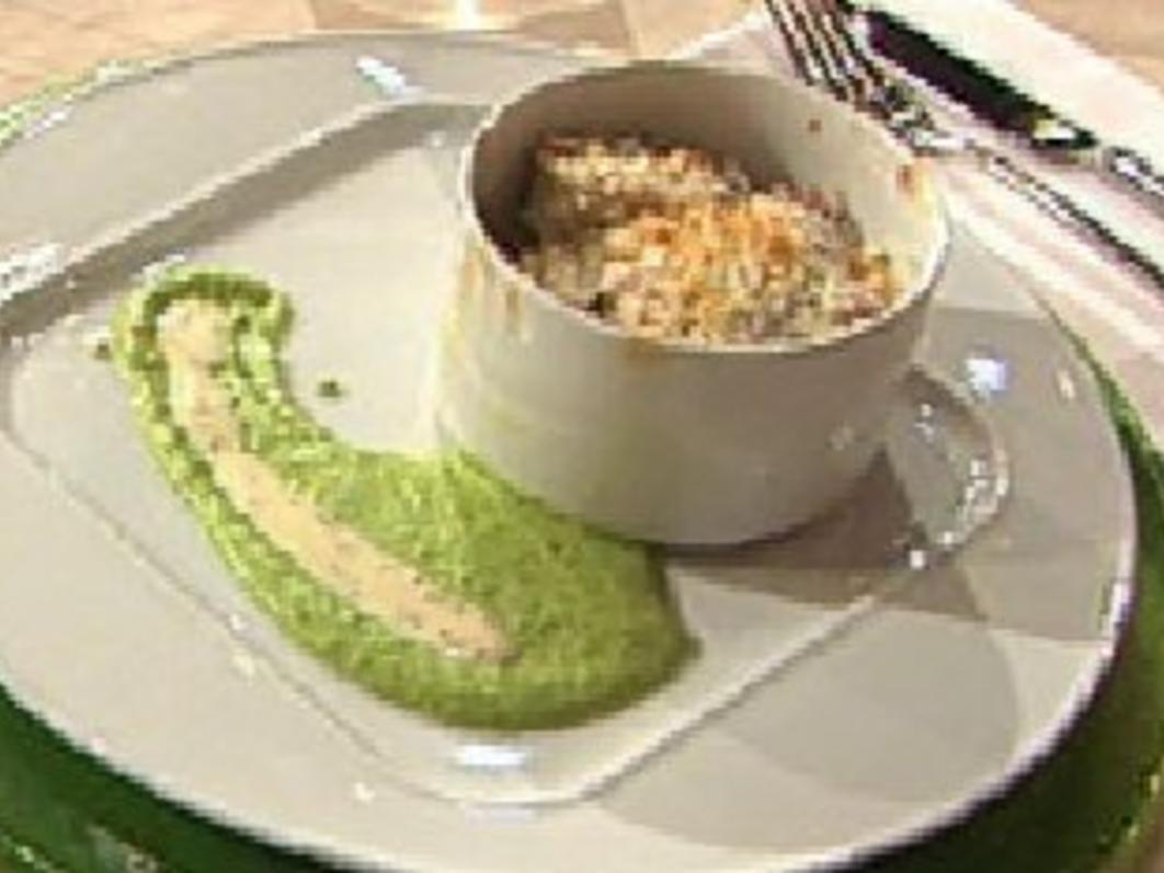 Gratin vom Berliner Eisbein mit Sauerkraut, Erbsenpüree und Senfsoße á ...