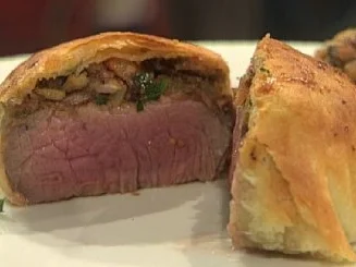 Rinderfilet á la Wellington mit Portweinsauce und gefüllten Champignons á la Kleeberg - Rezept