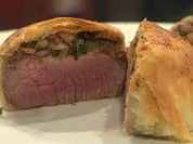 Rezept: Rinderfilet รก la Wellington mit Portweinsauce und gefรผllten Champignons รก la Kleeberg Rinderfilet รก la Wellington mit Portweinsauce und gefรผllten Champignons รก la Kleeberg - Rezept