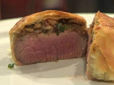 Rezept: Rinderfilet á la Wellington mit Portweinsauce und gefüllten Champignons á la Kleeberg Rinderfilet á la Wellington mit Portweinsauce und gefüllten Champignons á la Kleeberg - Rezept