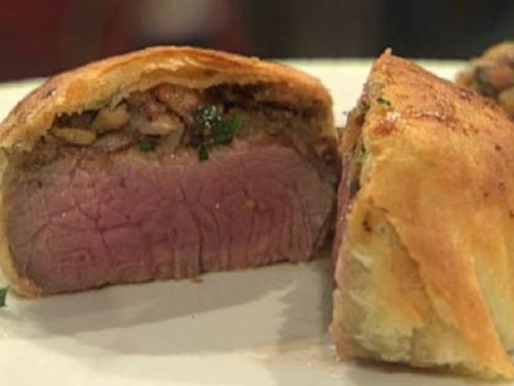 Rinderfilet á la Wellington mit Portweinsauce und gefüllten Champignons ...