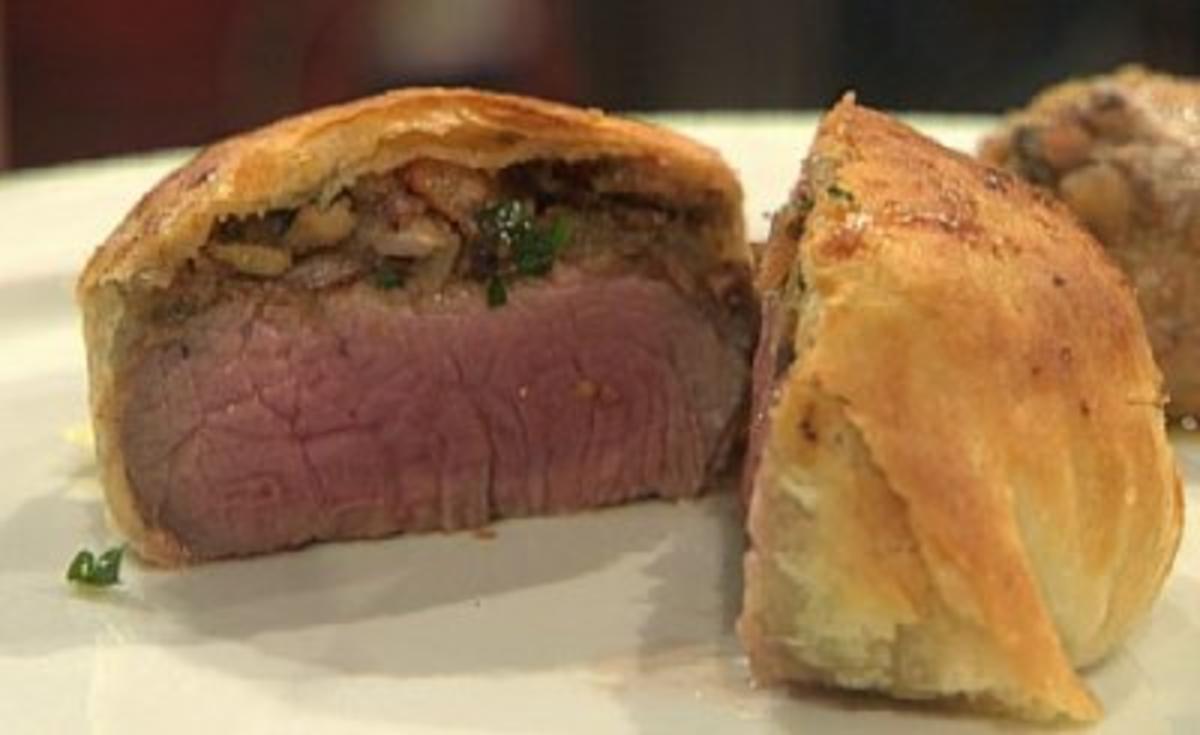 Bilder für Rinderfilet á la Wellington mit Portweinsauce und gefüllten Champignons á la Kleeberg - Rezept