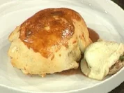 Rezept: Rinderfilet รก la Wellington mit Portweinsauce und gefรผllten Champignons (Horst Janson) Rinderfilet รก la Wellington mit Portweinsauce und gefรผllten Champignons (Horst Janson) - Rezept