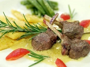 Lamnmkoteletts mit Rotweinsauce und Bohnenpüree - Rezept