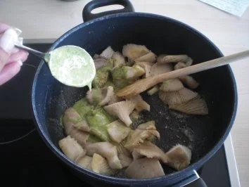 Rezept: Rind in der Salbeipanade mit Austernpilzragout an Kräuterhonig-Schmand-Polenta Bild Nr. 7 Rind in der Salbeipanade mit Austernpilzragout an Kräuterhonig-Schmand-Polenta - Rezept - Bild Nr. 7