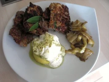 Rezept: Rind in der Salbeipanade mit Austernpilzragout an Kräuterhonig-Schmand-Polenta Rind in der Salbeipanade mit Austernpilzragout an Kräuterhonig-Schmand-Polenta - Rezept