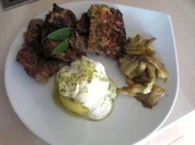 Rind in der Salbeipanade mit Austernpilzragout an Kräuterhonig-Schmand-Polenta - Rezept