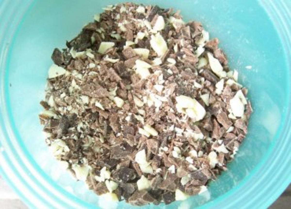 Backen: Schokoladenkuchen mit dreierlei Schokolade - Rezept - Bild Nr. 2