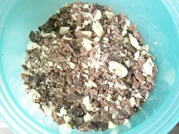 Backen: Schokoladenkuchen mit dreierlei Schokolade - Rezept - Bild Nr. 2