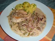 Geflügel.......Brüstchen mit roten Zwiebeln und grünen Bohnen - Rezept