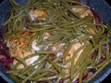 Geflügel.......Brüstchen mit roten Zwiebeln und grünen Bohnen - Rezept - Bild Nr. 4