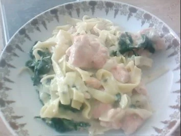 Lachs auf Tagliatelle und Blattspinat mit Gorgonzolasauce - Rezept