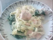 Lachs auf Tagliatelle und Blattspinat mit Gorgonzolasauce - Rezept