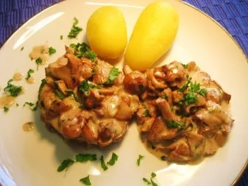 Rezept: Pfifferlinge in heller Soße ... Pfifferlinge in heller Soße ... - Rezept