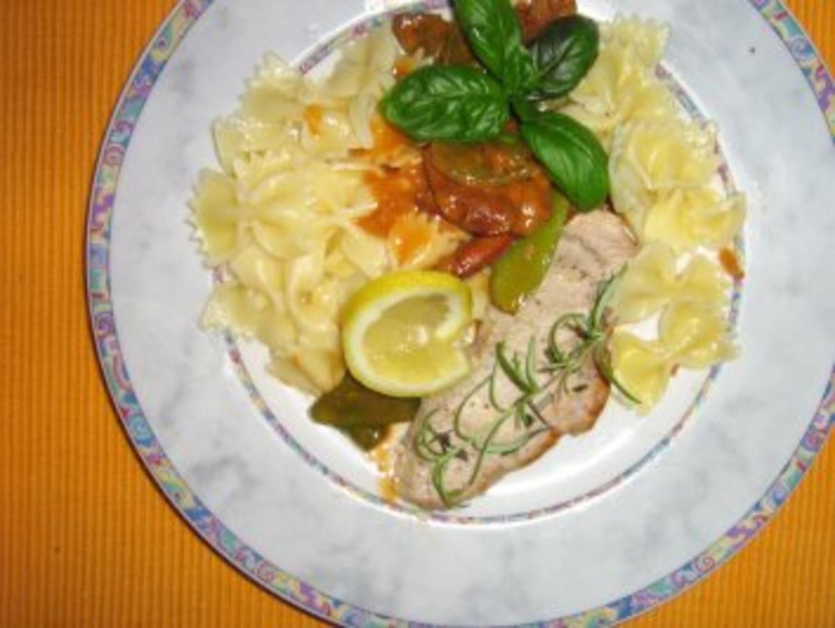 Farfalle an Gemüse-Pfifferlingsoße mit Gorgonzola und feinen Minutensteaks - Rezept