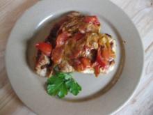 Putenschnitzel mit einem Häubchen aus Zwiebeln,Tomaten und Käse.. - Rezept