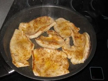 Rezept: Putenschnitzel mit einem Häubchen aus Zwiebeln,Tomaten und Käse.. Bild Nr. 3 Putenschnitzel mit einem Häubchen aus Zwiebeln,Tomaten und Käse.. - Rezept - Bild Nr. 3