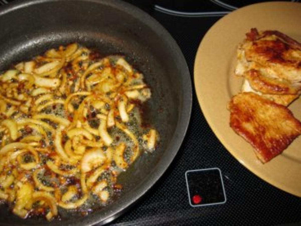 Putenschnitzel mit einem Häubchen aus Zwiebeln,Tomaten und Käse.. - Rezept - Bild Nr. 4