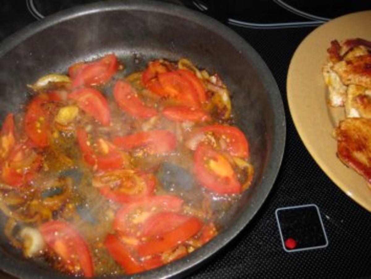 Putenschnitzel mit einem Häubchen aus Zwiebeln,Tomaten und Käse.. - Rezept - Bild Nr. 5