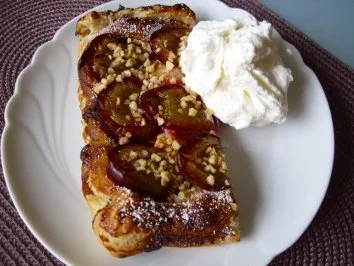 Pflaumen auf Blätterteig - Rezept