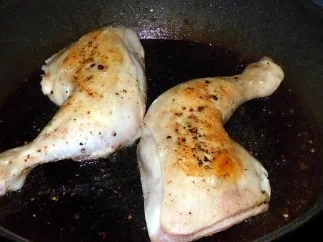 Chili-Hähnchenschenkel auf Rahmpaprika - Rezept - Bild Nr. 3