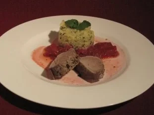 Rezept: Schweinefilet in Kaffeekruste mit Erdbeerchutney und Minz-Couscous Schweinefilet in Kaffeekruste mit Erdbeerchutney und Minz-Couscous - Rezept