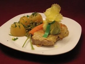 Jung-Kalbsschnitzel in Eihülle mit Erbsen, Buttermöhren u. Gurkensalat - Rezept