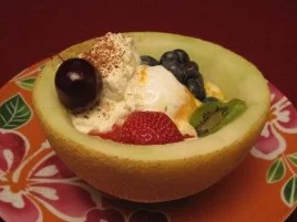 Melone gefüllt mit Sommerfrüchten, Eis und Zimtsahne - Rezept