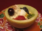 Rezept: Melone gefüllt mit Sommerfrüchten, Eis und Zimtsahne Melone gefüllt mit Sommerfrüchten, Eis und Zimtsahne - Rezept